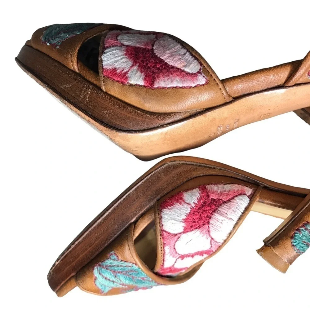 *Vintage* Valentino Garavani women’s pink blue floral embroidered leather heels